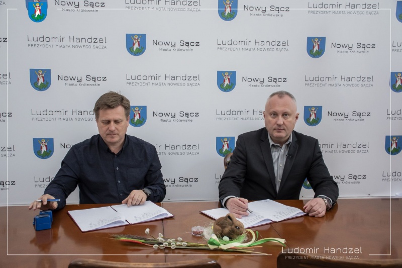 Prezydent Ludomir Handzel wraz z wykonawcą.
