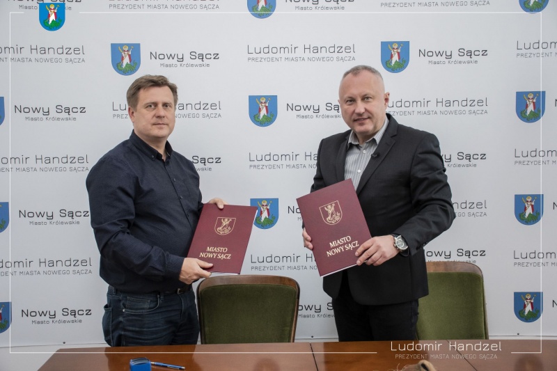 Prezydent Ludomir Handzel wraz z wykonawcą.