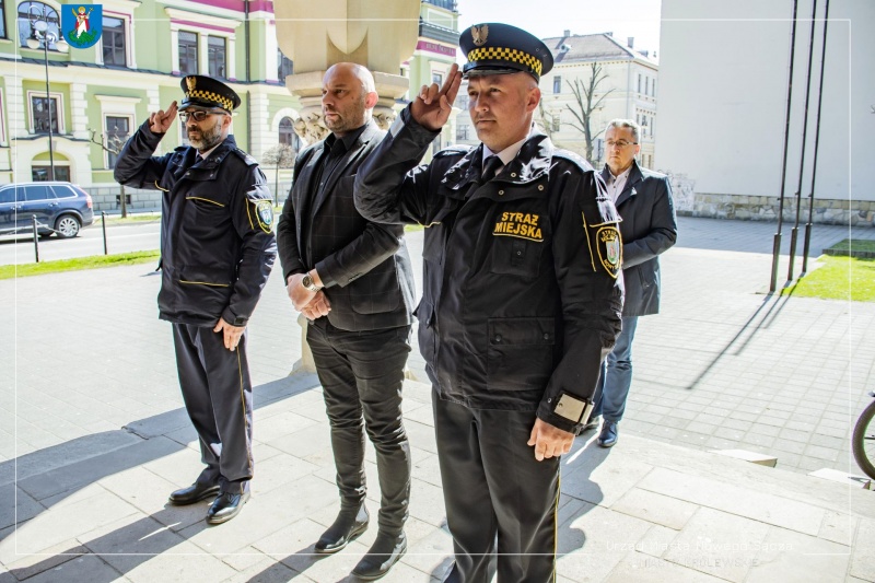 Zastępca prezydenta Artur Bochenek wraz z przedstawicielami Urzędu Miasta.
