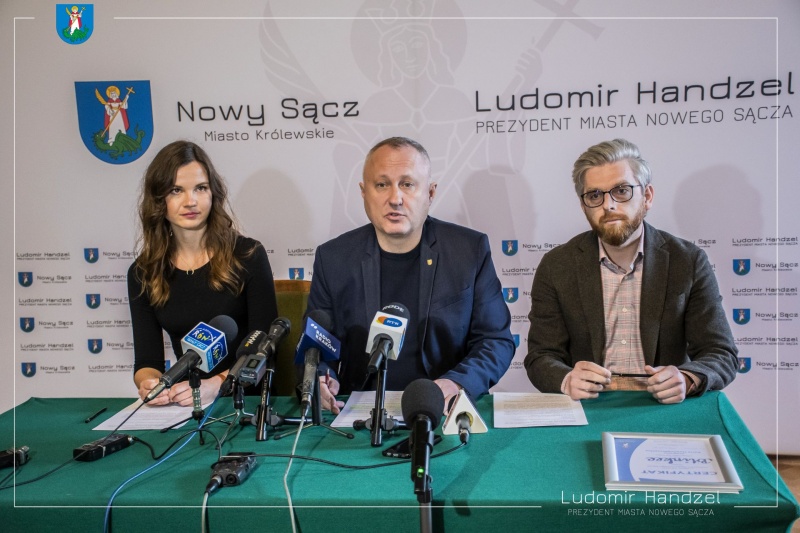 Prezydent Ludomir Handzel wraz z Beatą Cieszyńską oraz Prezesem firmy Blinkee.city Marcinem Maleszynskim