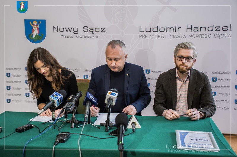 Prezydent Ludomir Handzel wraz z Beatą Cieszyńską oraz Prezesem firmy Blinkee.city Marcinem Maleszynskim