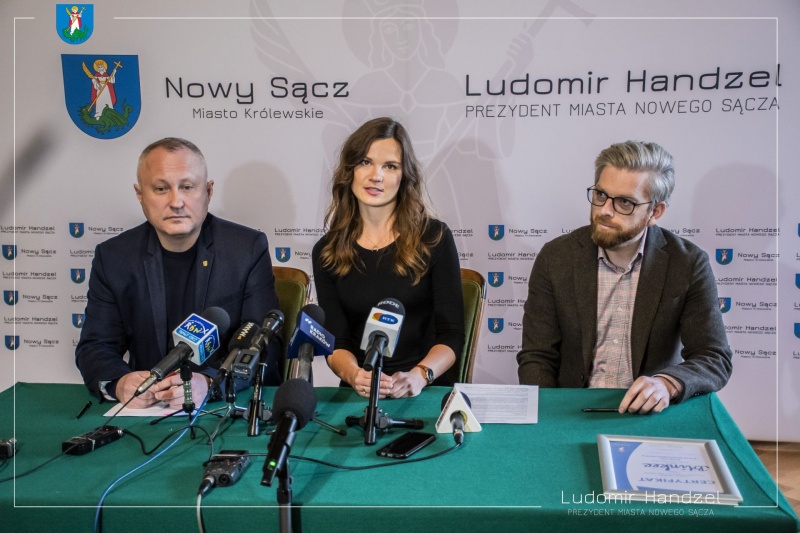 Prezydent Ludomir Handzel wraz z Beatą Cieszyńską oraz Prezesem firmy Blinkee.city Marcinem Maleszynskim