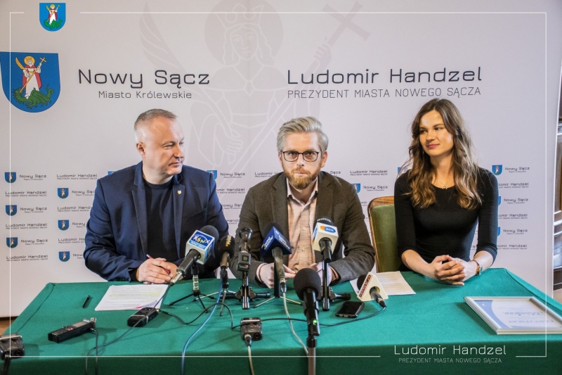 Prezydent Ludomir Handzel wraz z Beatą Cieszyńską oraz Prezesem firmy Blinkee.city Marcinem Maleszynskim