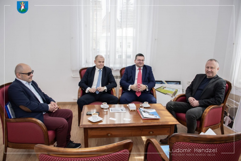Prezydent Ludomir Handzel wraz dyrektorem Instytutu Słowackiego w Warszawie Adriánem Kromka, dyrektorem Muzeum Okręgowego w Sandomierzu Dominikiem Płaza, oraz Tomaszem Michałowski, prezesem Stowarzyszenia „Dla Miasta”.