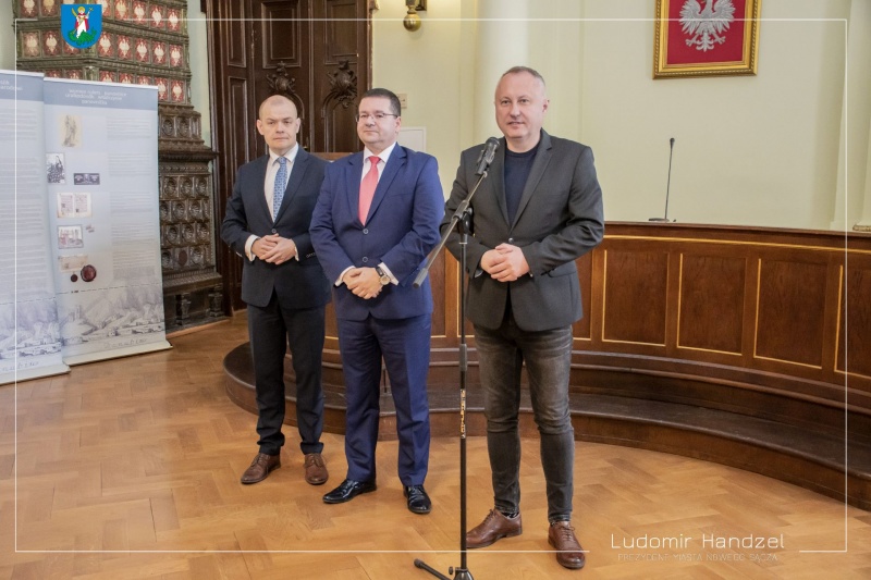 Prezydent Ludomir Handzel wraz dyrektorem Instytutu Słowackiego w Warszawie Adriánem Kromka, dyrektorem Muzeum Okręgowego w Sandomierzu Dominikiem Płaza, oraz Tomaszem Michałowski, prezesem Stowarzyszenia „Dla Miasta”.