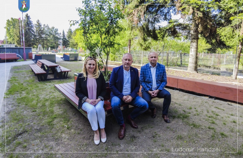 Prezydent Ludomir Handzel wraz z radnym Grzegorzem Ledzińskim oraz Iwona Duda Dyrektor SP15.
