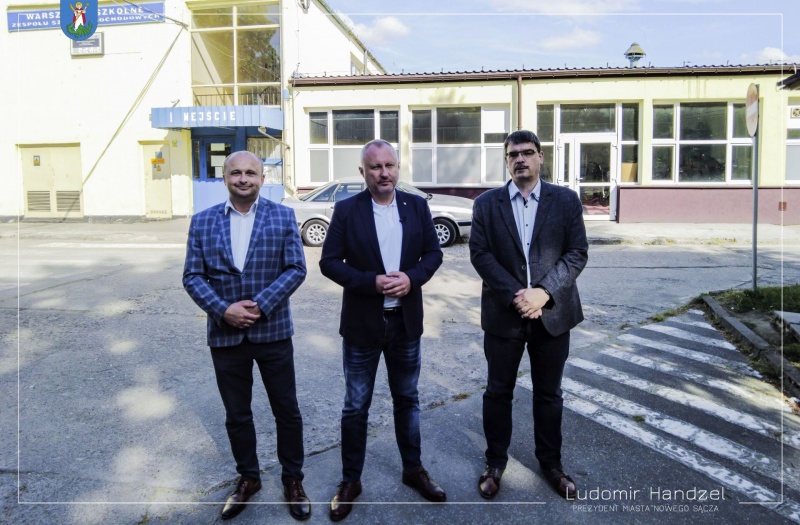 Prezydent Ludomir Handzel wraz z radnym Grzegorzem Ledzińskim oraz dyrektorem placówki mgr Andrzejem Góra. 