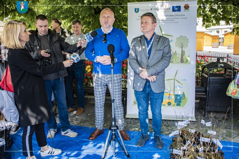 Prezydent Ludomir Handzel oraz dyrektor Ochrony Środowiska. 