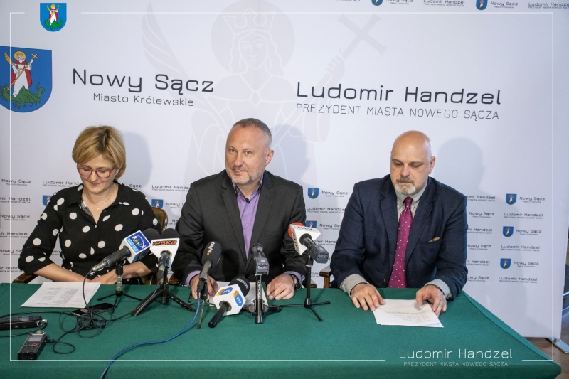 Prezydent Ludomir Handzel, zastępca prezydenta Magdalena Majka oraz dyrektor MOK Benedykt Polański. 