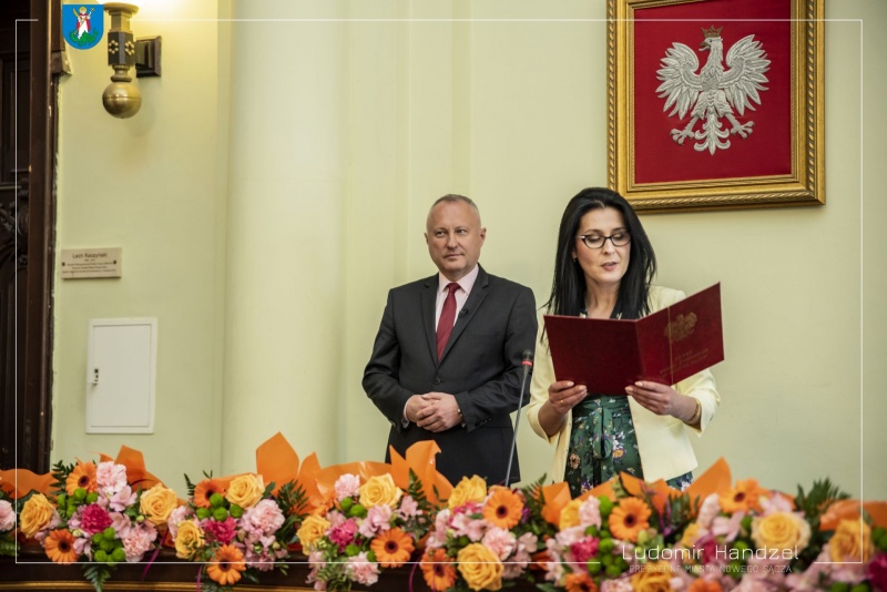 Prezydent Ludomir Handzel oraz Kierownik Urzędu Stanu Cywilnego Monika Lichoń. 