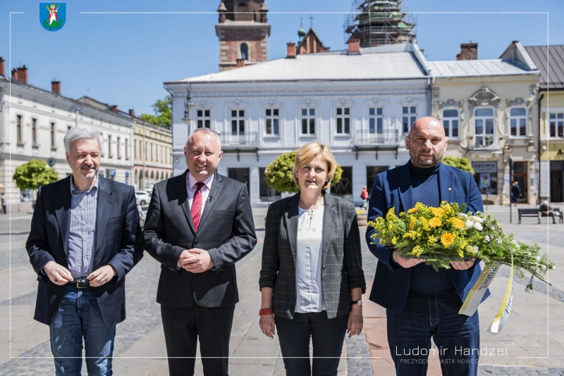 Prezydent Ludomir Handzel, zastępcy prezydenta Artur Bochenek i Magdalena Majka oraz Sekretarz Miasta Nowego Sącza Piotr Lachowicz