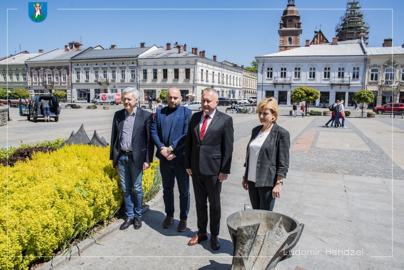 Prezydent Ludomir Handzel, zastępcy prezydenta Artur Bochenek i Magdalena Majka oraz Sekretarz Miasta Nowego Sącza Piotr Lachowicz