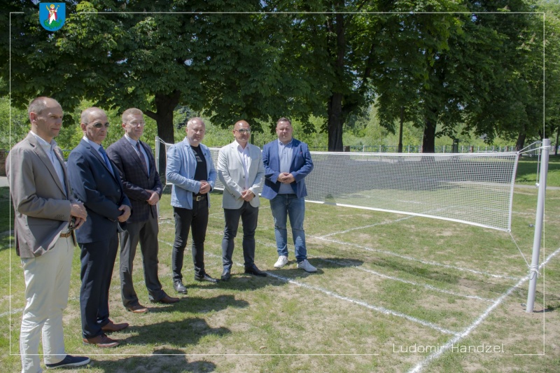 Prezydent Ludomir Handzel wraz z Radnymi oraz prezesem Grodzkiej Spółdzielni Mieszkaniowej.