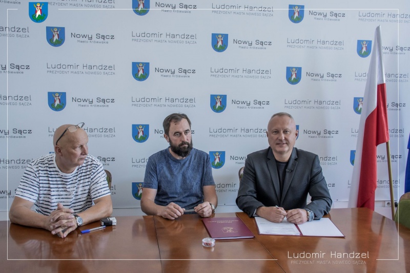 Prezydent Ludomir Handzel oraz wykonawcy.