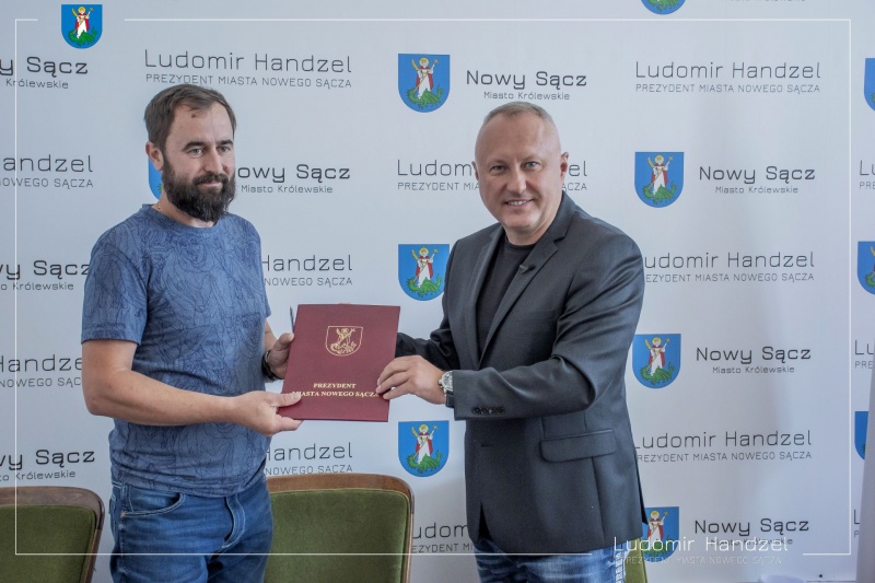 Prezydent Ludomir Handzel wraz z wykonawcą.