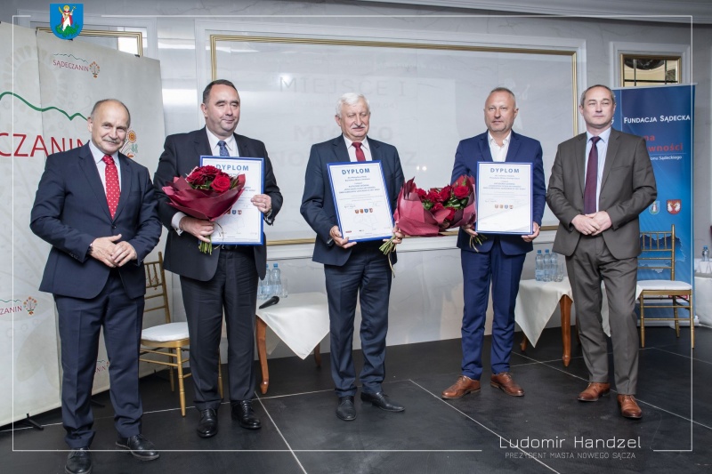 Prezydent Ludomir Handzel wraz z innymi Laureatami Gali. 