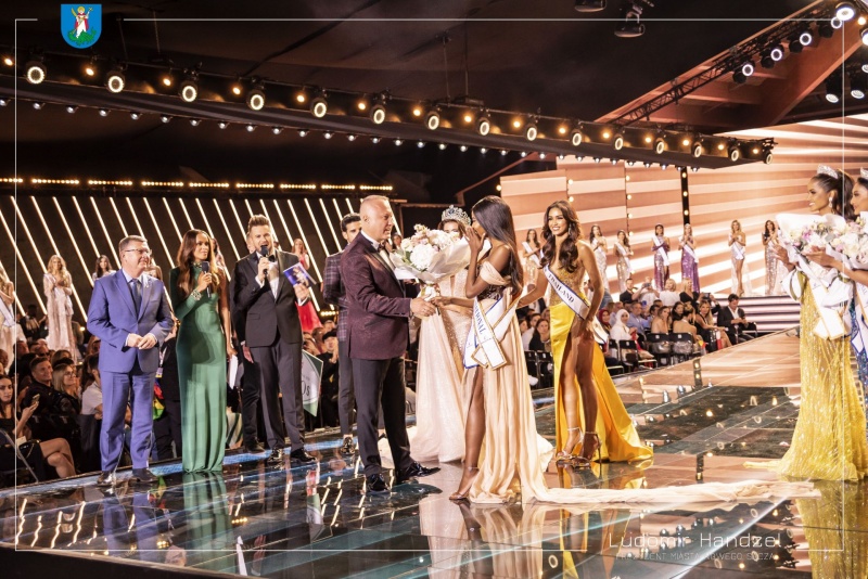 Prezydent Ludomir Handzel podczas wręczania kwiatów nowej Miss Supranational.