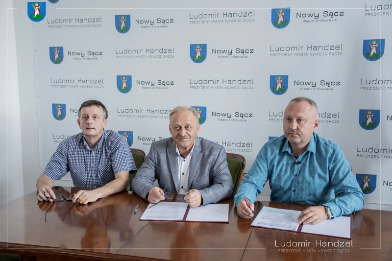 Prezydent Ludomir Handzel wraz z wykonawcą podpisują umowę. 
