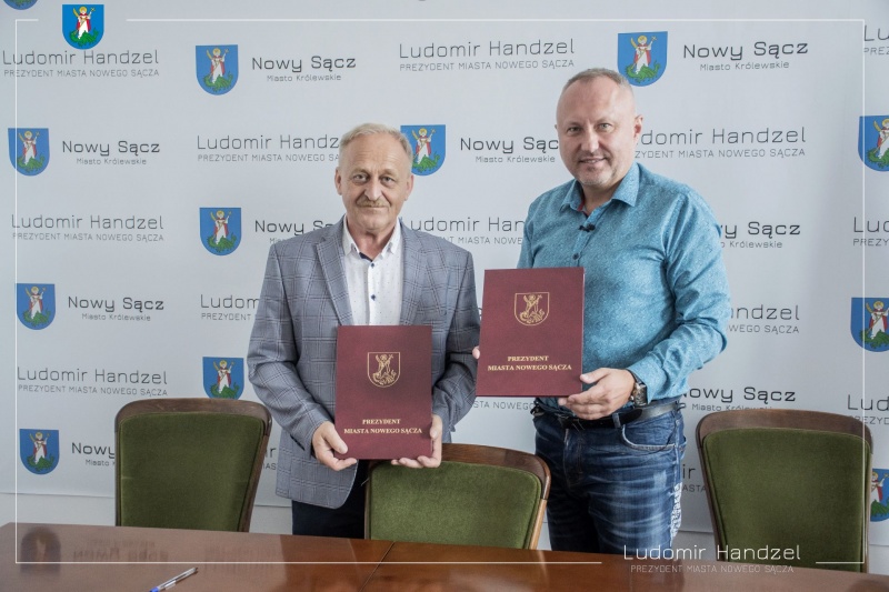 Prezydent Ludomir Handzel wraz z wykonawcą.
