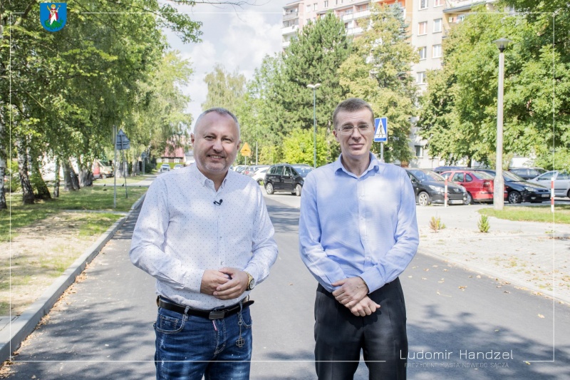 Prezydent Ludomir Handzel wraz z prezesem Grodzkiej Spółdzielni Mieszkaniowej Jarosławem Iwańcem. 