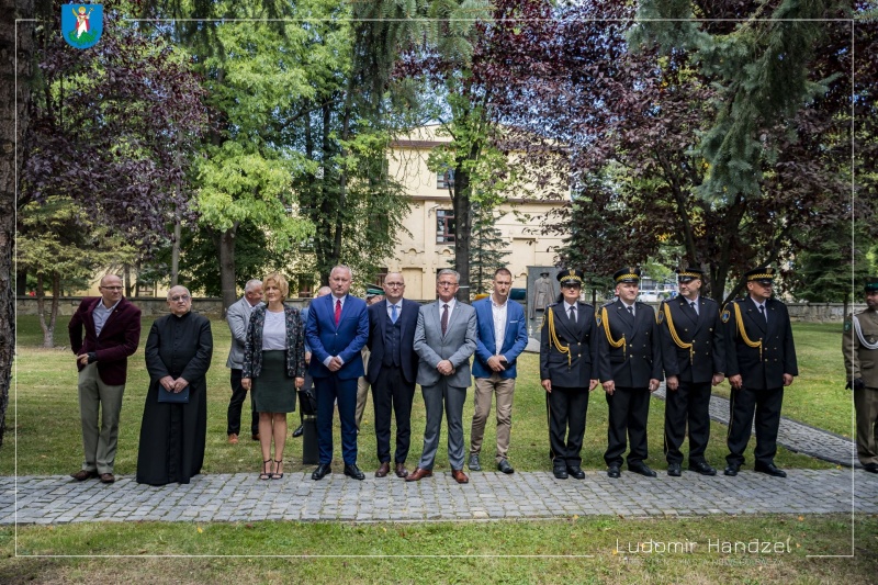 Prezydent Ludomir Handzel wraz z zastępcą prezydenta Magdaleną Majką oraz przedstawicielami Rady Miasta i Straży Miejskiej.