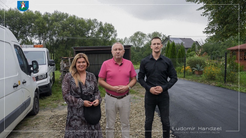 Prezydent Ludomir Handzel wraz z radnym Maciejem Rogóżem oraz Przewodniczącą zarządu Osiedla Poręba Mała. 