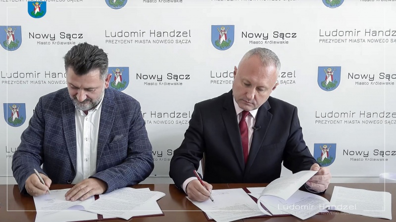 Prezydent Ludomir Handzel wraz z wykonawcą.