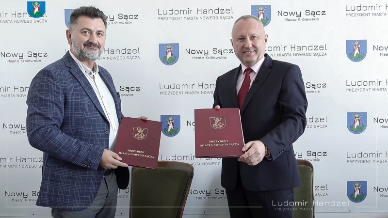 Prezydent Ludomir Handzel wraz z wykonawcą.