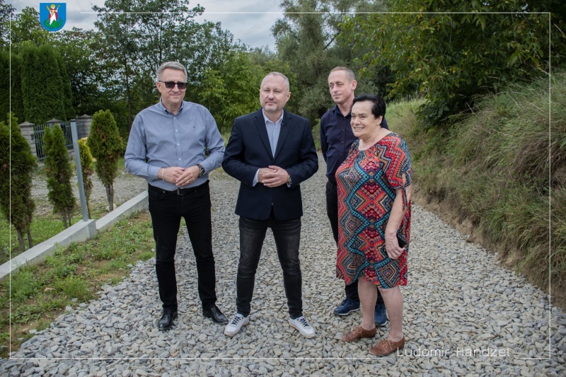 Prezydent Ludomir Handzel wraz z radnymi oraz przewodniczącą Zarządu Zabełcze.