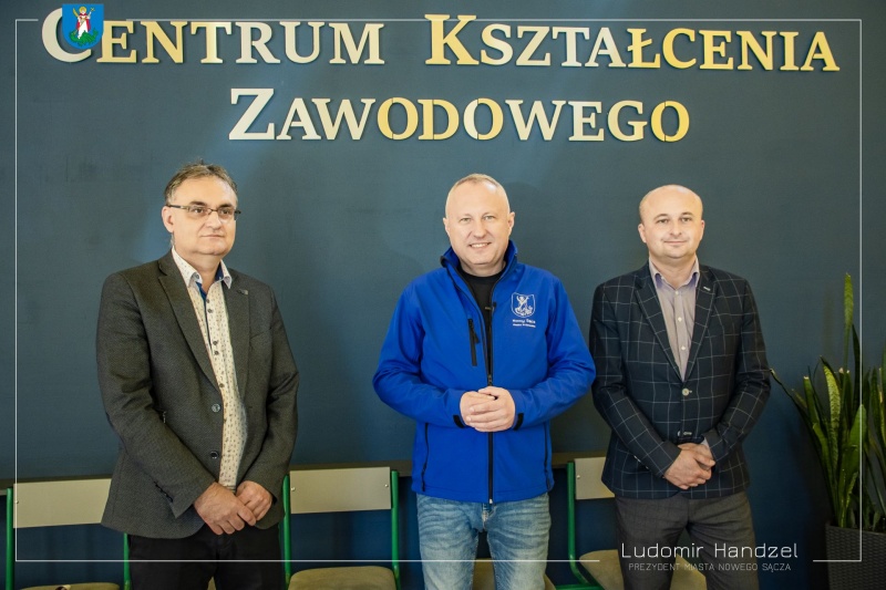 Prezydent Ludomir Handzel wraz z radnym Grzegorzem Ledzińskim oraz dyrektor placówki.