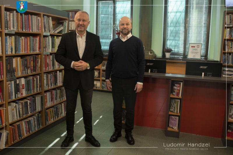 Prezydent Ludomir Handzel wraz z dyrektorem Sądeckiej Biblioteki Publicznej Markiem Rylewiczem 