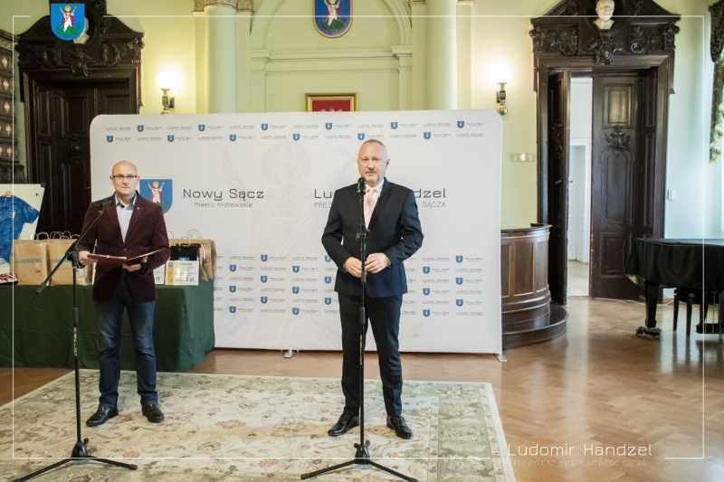 Prezydent Ludomir Handzel oraz dyrektor Wydziału Sportu i Turystyki Tomasz Baliczek.