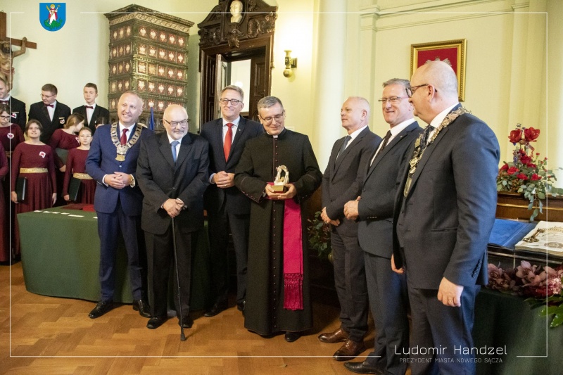 Prezydent Ludomir Handzel wraz z dr nauk med. Krzysztofem Pawłowskim, prezesem NEWAG S.A. Zbigniewem Konieczek, radnym Krzysztofem Głucem, Tadeuszem Gajdoszem, Arturem Czerneckim oraz ks. dr. Jerzym Jurkiewiczem. 