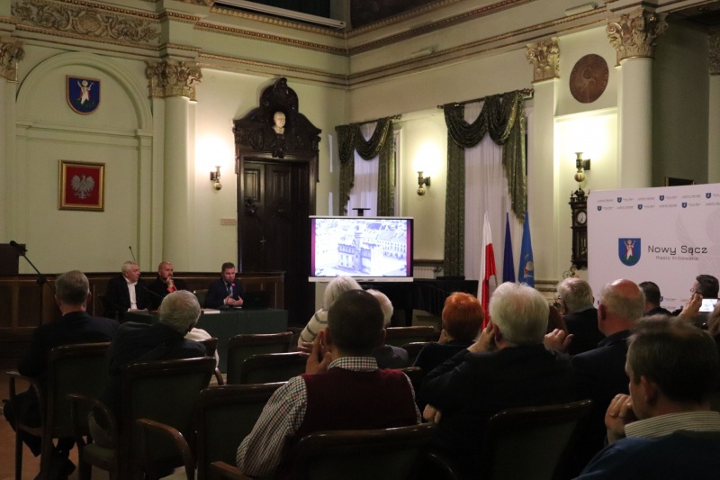 Jarosław Suwała prawnik i pasjonat historii, Jarosław Jakubowski Redaktor Naczelny „Rocznika Sądeckiego oraz Grzegorz Olszewski historyk, pasjonat.