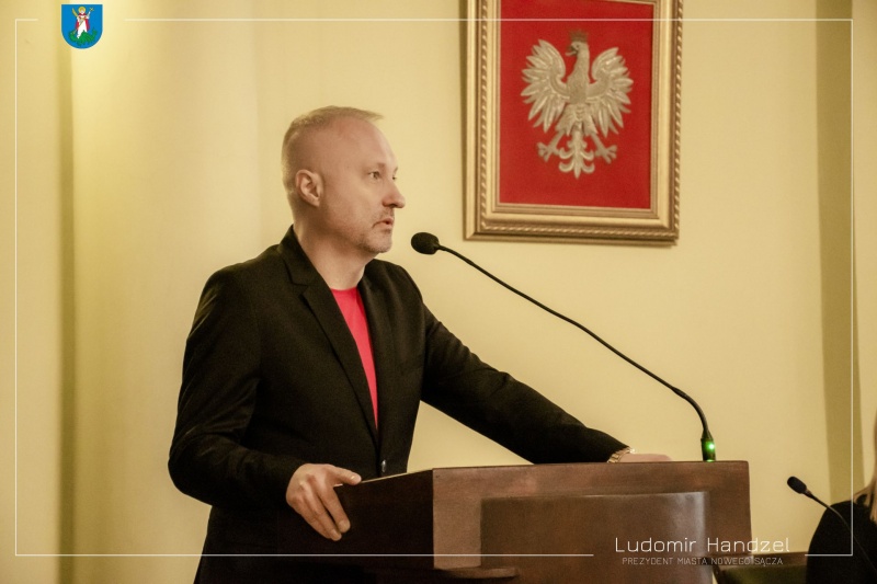Prezydent Ludomir Handzel przemawia podczas inauguracyjnej sesji Młodzieżowej Rady Miasta 