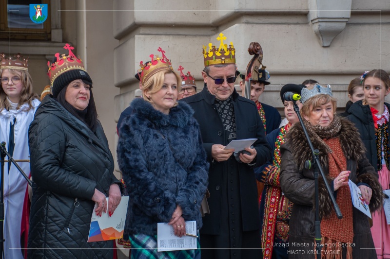 Pomysłodawczyni wydarzenia Bożena Jawor, Zastępca Prezydenta Miasta Nowego Sącza Magdalena Majka oraz ks. prałat dr Jerzy Jurkiewicz, proboszcz Parafii p.w. św. Małgorzaty, na nowosądeckim Rynku podczas XI pokłonu trzech króli