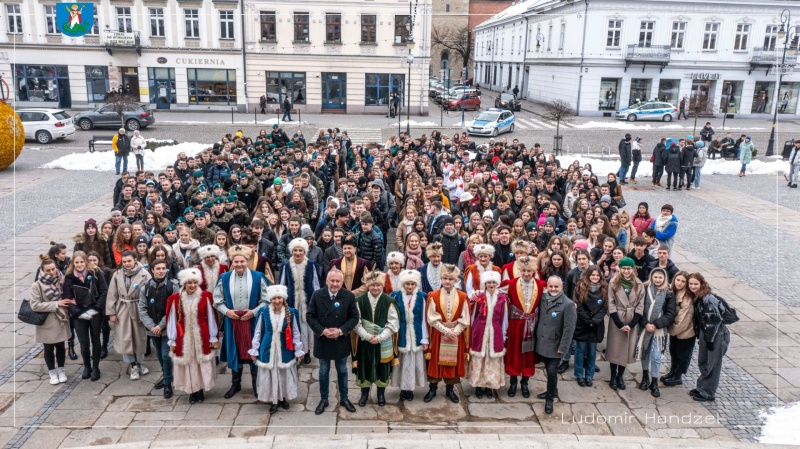 Zdjęcie grupowe wszystkich uczestników XV Poloneza Pod Ratuszem