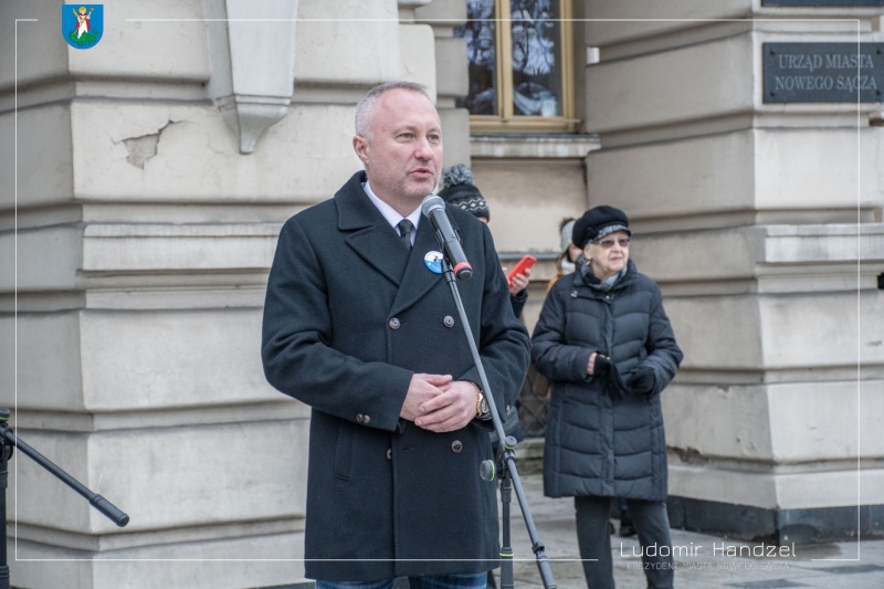 Prezydent Ludomir Handzel przemawia podczas XV Poloneza Pod Ratuszem