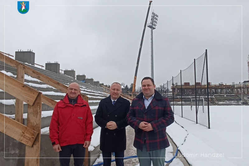 Prezydent Ludomir Handzel wraz z radnym Krzysztofem Ziają i Jakubem Prokopowiczem wizytują budowę stadionu miejskiego