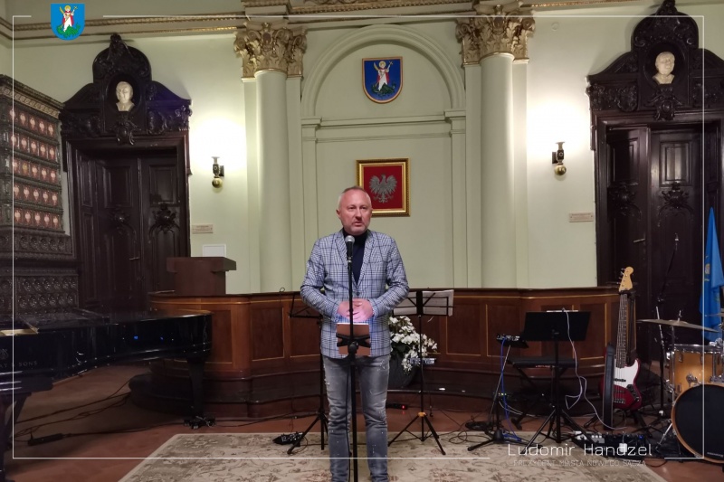 Prezydent Ludomir Handzel przemawia podczas 276. koncertu u prezydenta w Ratuszu 