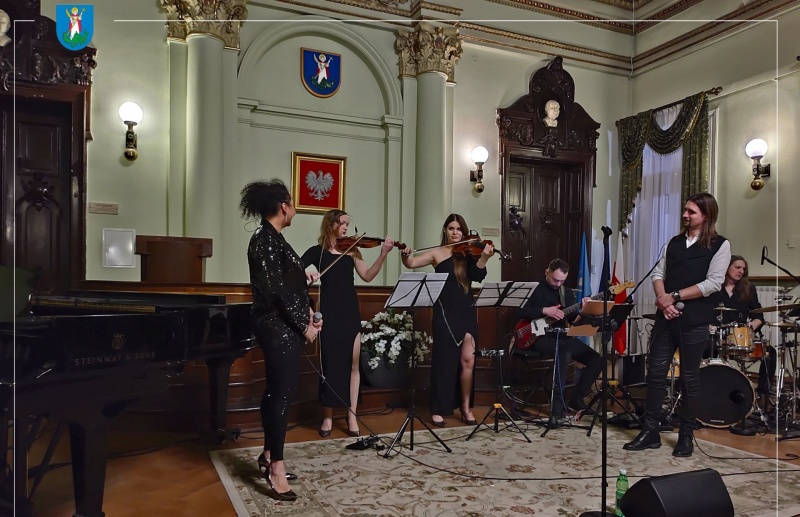 Ewa Novel z zespołem w składzie: Ewa Borcz - altówka, Martyna Bulzak - skrzypce, Krystian Jaworz – pianino, Maciej Nieć – bas oraz Adam Leśniak - perkusja/cajon, a także gościnnie Tomasz Bulzak