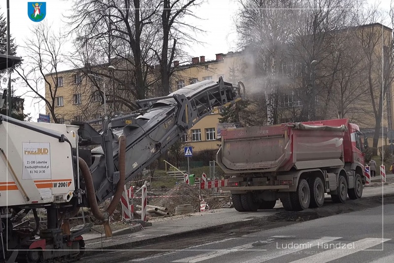 Zrywanie starego asfaltu na ul. Grodzkiej 