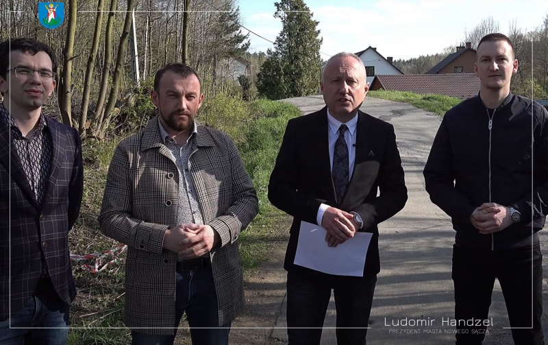 Prezydent Ludomir Handzel, radny Maciej Rogóż, Dyrektor MZD Adam Konicki i zastępca dyrektora MZD Konrad Poręba na ul. Zalesie