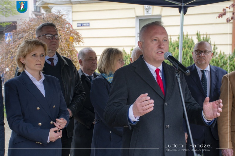 Prezydent Ludomir Handzel przemawia podczas uroczystości 232. rocznicy uchwalenia Konstytucji 3 maja na placu 3 maja. 