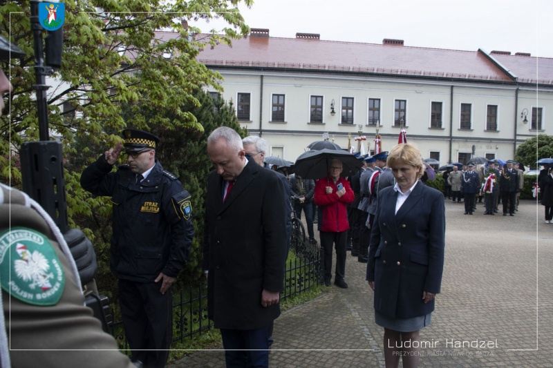 Prezydent Ludomir Handzel wraz z zastępcą prezydenta Magdaleną Majką i sekretarzem miasta Piotrem Lachowiczem składają kwiaty pod pomnikiem marszałka Sejmu Wielkiego Stanisława Małachowskiego