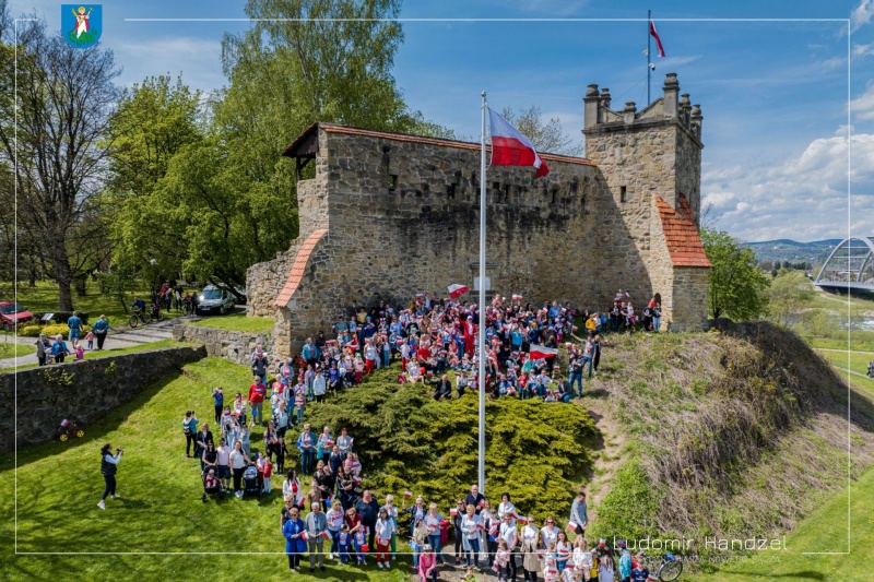 Wspólne zdjęcie z lotu ptaka wszystkich uczestników wydarzenia pt. "Sądeczanie Pod Biało-Czerwona"
