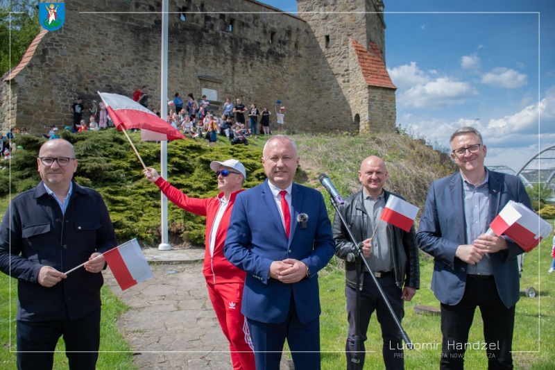 Prezydent Ludomir Handzel przemawia podczas wydarzenia "Sądeczanie Pod Biało-Czerwoną" pod ruinami nowosądeckiego zamku
