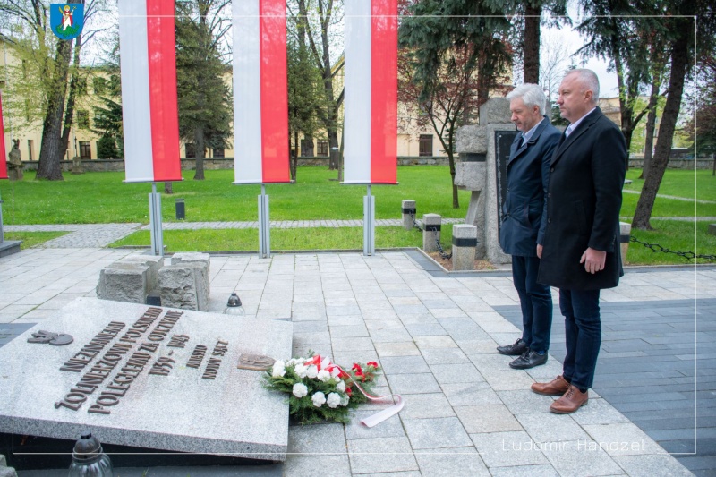 Prezydent Ludomir Handzel wraz z sekretarzem miasta Piotrem Lachowiczem składają kwiaty pod pomnikiem nieznanego żołnierza z okazji 78. rocznicy zakończenia II wojny światowej