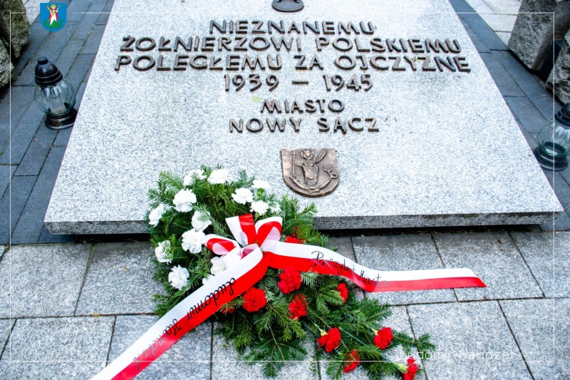 Kwiaty pod pomnikiem nieznanego żołnierza złożone przez Prezydenta Ludomira Handzla i sekretarza miasta Piotra Lachowicza z okazji 78. rocznicy zakończenia II wojny światowej
