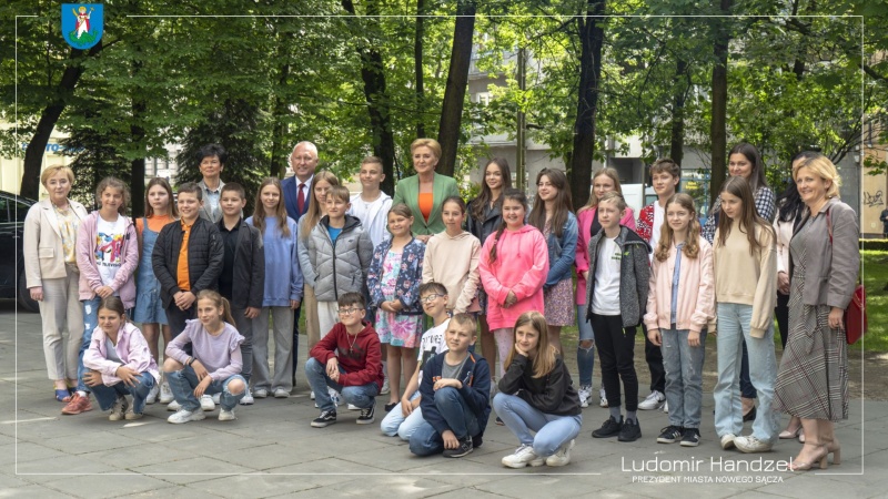 Małżonka Prezydenta RP Agata Kornhauser- Duda, Prezydent Ludomir Handzel wraz z dziećmi i młodzieżą ze szkoły podstawowej nr 18